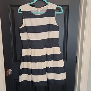 EUC black and white gap pleated dress with pockets